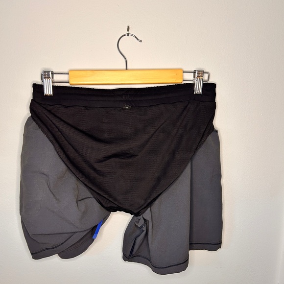 Lululemon Men's Gray pool Shorts with Blue Accents - 5 inch inseam - lined - Picture 5 of 5